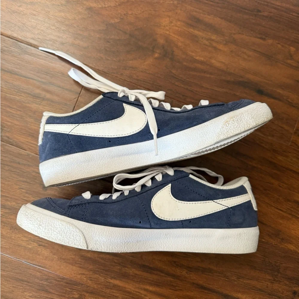 Nike Blazer ‘77 low Navy and White Suede Sneakers-Size 4.5